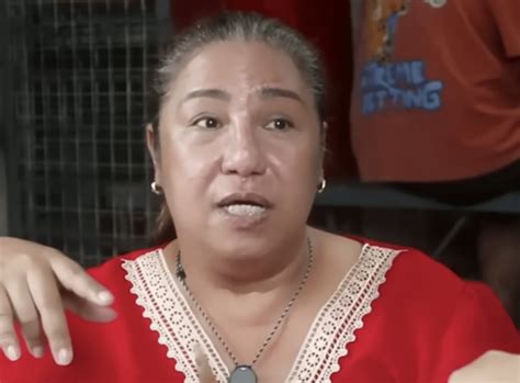 Tinulungan ni Roger na Magfinger si Jennifer.
